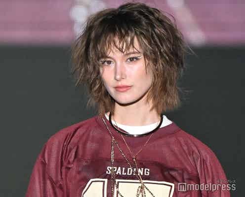 トラウデン直美、雰囲気ガラリの無造作ヘア披露 強めアイラインも印象的【TGC 和歌山 2024】