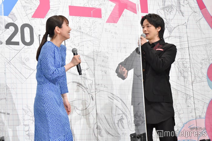 アクリル板があるため吉岡里帆の話が聞こえなかったと説明する中村倫也(C)モデルプレス