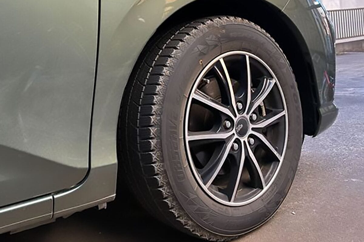 スタッドレスタイヤ・車