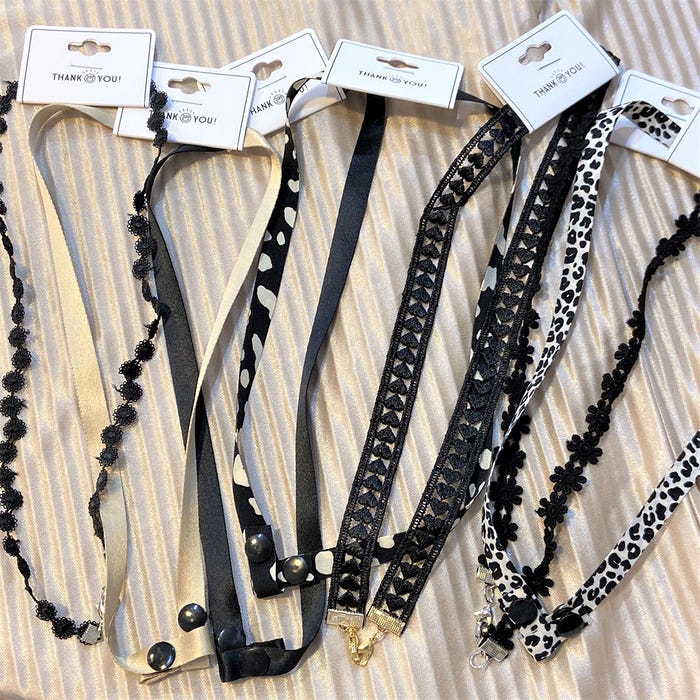 ブラック系なら取り入れやすい/「サンキューマート」マスクストラップ/全品390円+税(C)ELSONIC