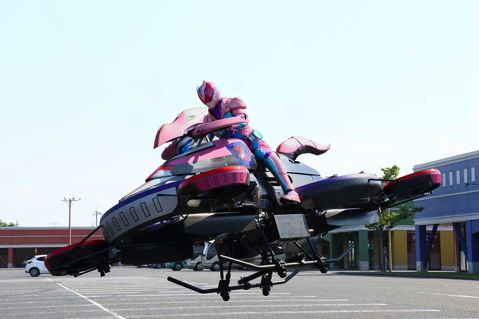 作中に出てくるホバーバイク「仮面ライダーリバイス」オンライン制作発表会見より（提供素材）