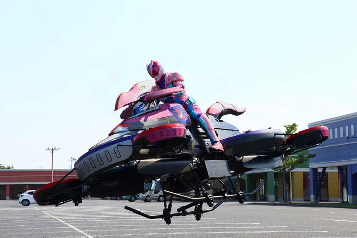 作中に出てくるホバーバイク「仮面ライダーリバイス」オンライン制作発表会見より(提供素材)