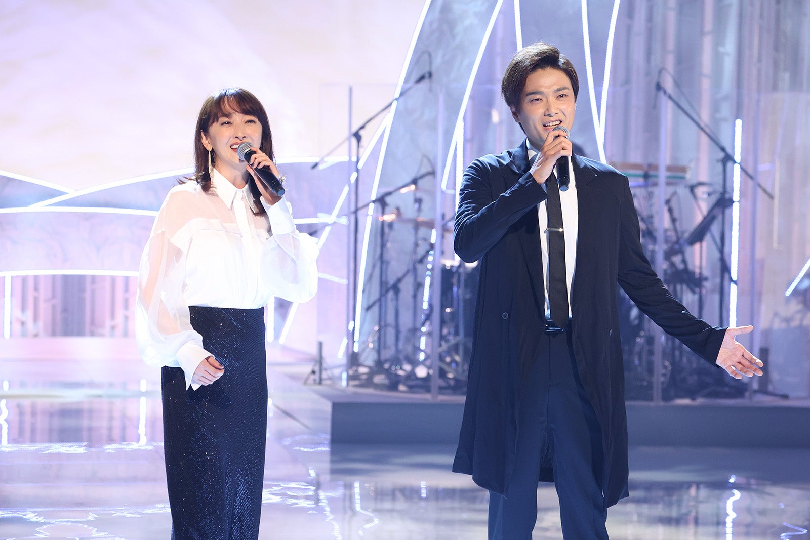 （左から）花總まり、井上芳雄（C）フジテレビ