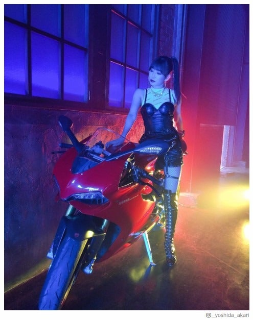 NMB48吉田朱里、黒ビスチェ×網タイツのSEXYショット「憧れのスタイル」と絶賛の声