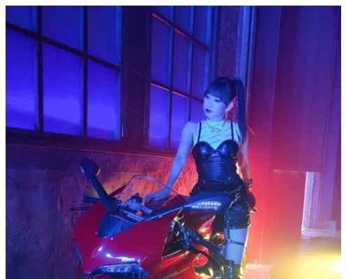 NMB48吉田朱里、黒ビスチェ×網タイツのSEXYショット「憧れのスタイル」と絶賛の声