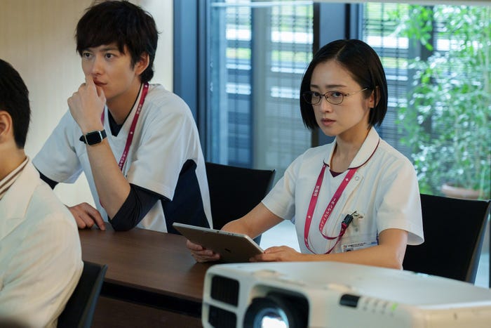 岡田将生、安達祐実 「ザ・トラベルナース」第5話より(C)テレビ朝日