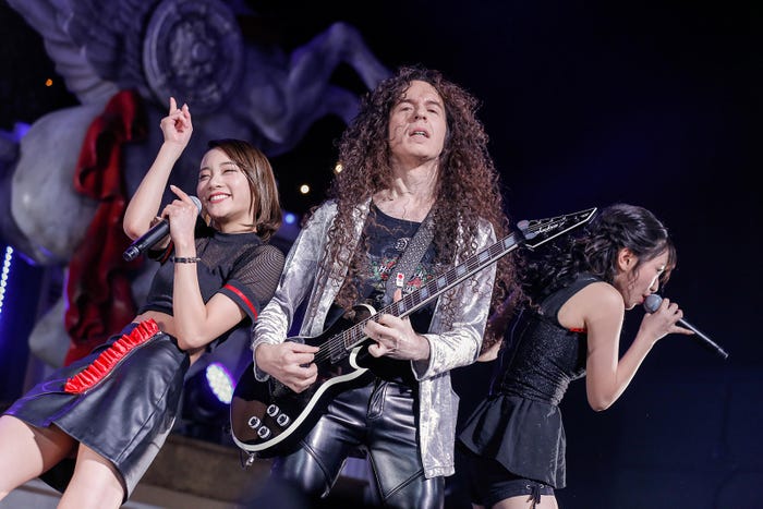 マーティ・フリードマン(中央)/1周年記念コンサートの様子(C)Yoshifumi Shimizu