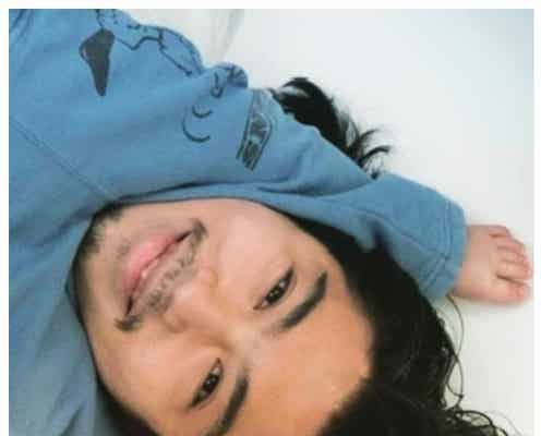 賀来賢人“パパ感”溢れる写真に反響「奈々ちゃん撮影?」「幸せそうな図」