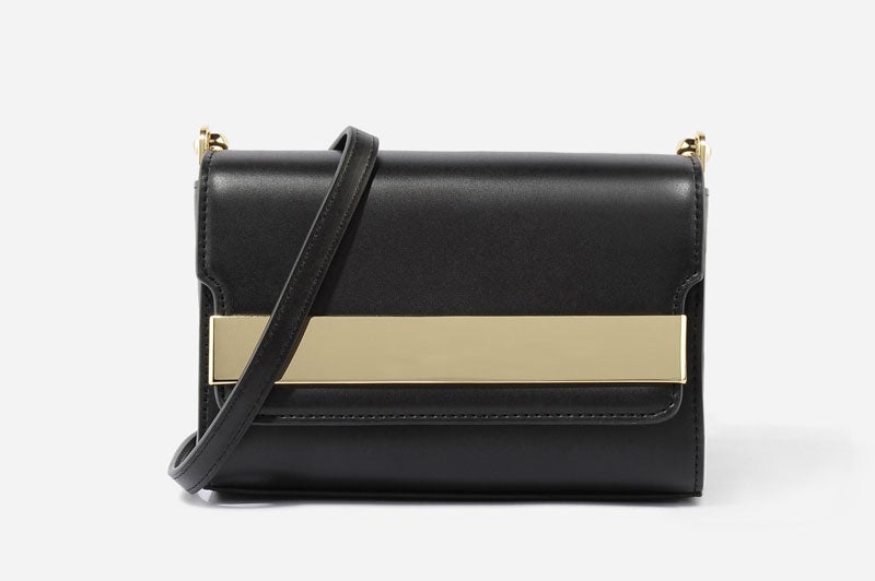 メタルディテールスリングバッグ「CHARLES & KEITH」4,590円（税込）／画像提供：CHARLES & KEITH OFFICIAL ONLINE STORE