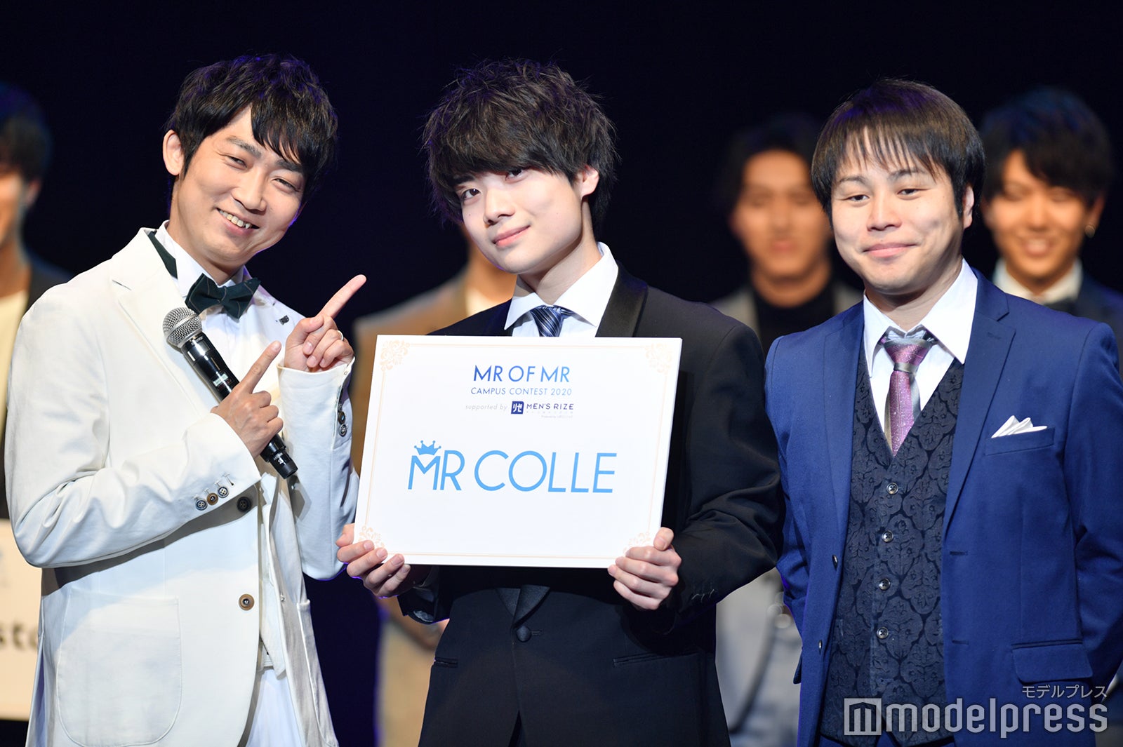 （中央）上江洲クレイトン恵一さん（C）モデルプレス