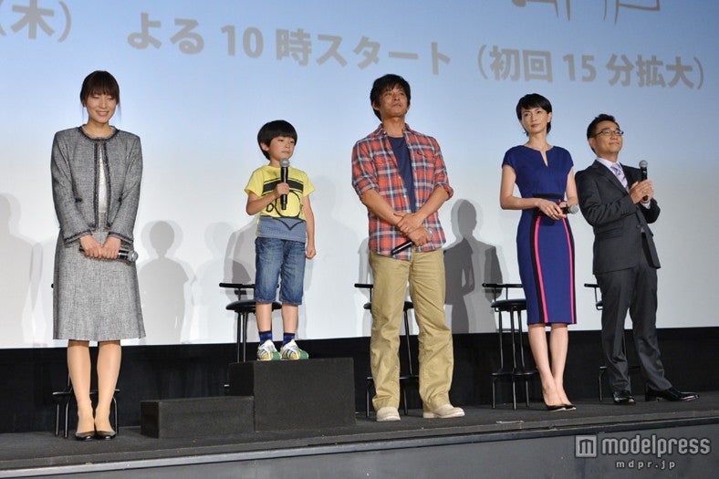 （左より）鈴木杏樹、田中奏生、織田裕二、長谷川京子、八嶋智人