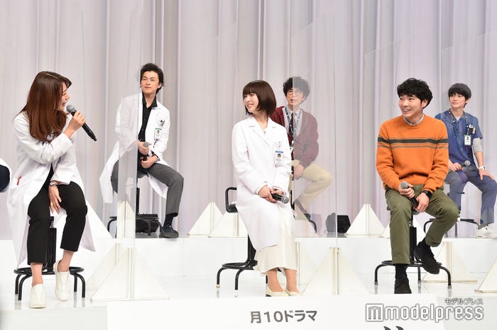 瀧本美織、浜辺美波、柄本佑(C)モデルプレス
