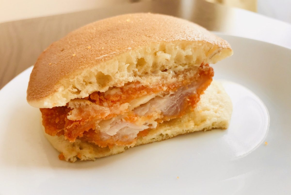 クワトロチーズインファミチキのホットケーキサンド