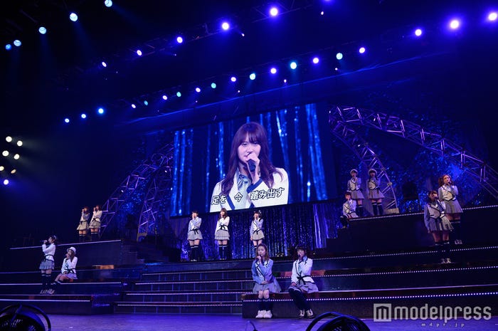 (中央)永尾まりや(C)AKS