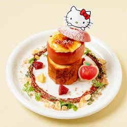 ハローキティの丸ごとリンゴフレンチトースト ¥1,480（税込／画像提供：サンリオ
