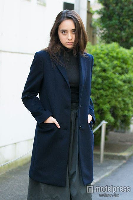 「ウールカシミヤチェスターコート」14,900円(税抜)モデル:石田ニコル