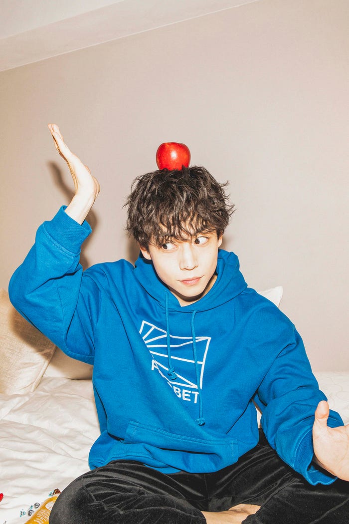 岩岡徹1stソロ写真集「both」中ページ(提供写真)