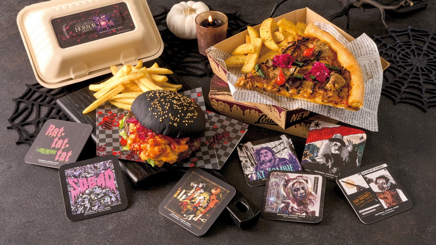 (左から)Warning! マカロニチーズバーガー ホラー・ナイト15周年コースターセット、Caution! ケイジャンチキン・ピッツァ ホラー・ナイト15周年コースターセット/画像提供:ユニバーサル・スタジオ・ジャパン