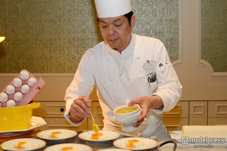 目の前でソースをかけてくれる