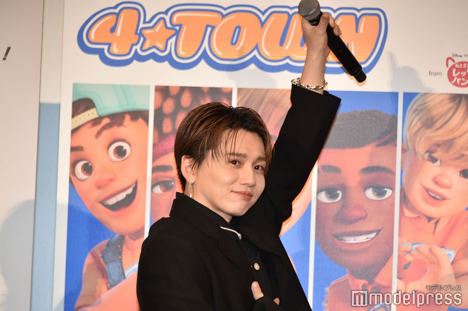 同じポーズをとる花村想太（C）モデルプレス