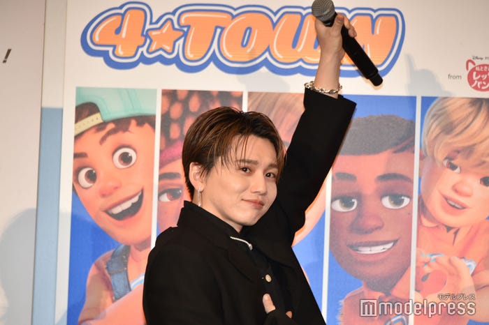 同じポーズをとる花村想太(C)モデルプレス