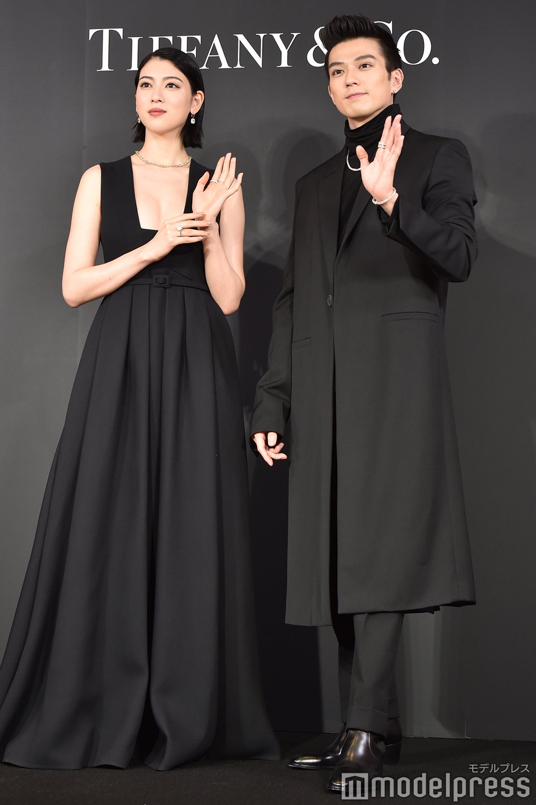 三吉彩花、新田真剣佑（C）モデルプレス