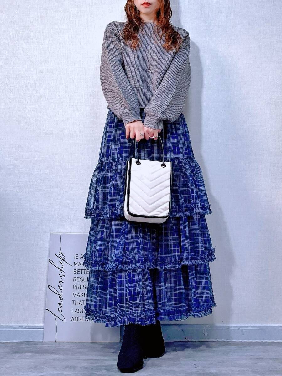 cocaラメニットセットアップ cocaラメニットトップスとチェックティアードスカートコーデ