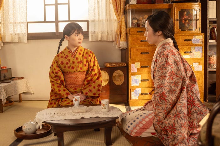 伊藤沙莉、森田望智「虎に翼」第3話より(C)NHK