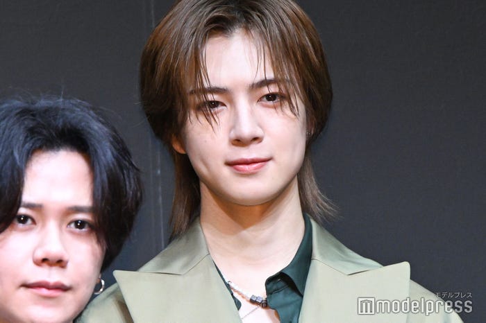 ケーキの登場に小躍りしていた佐野雄大(C)モデルプレス