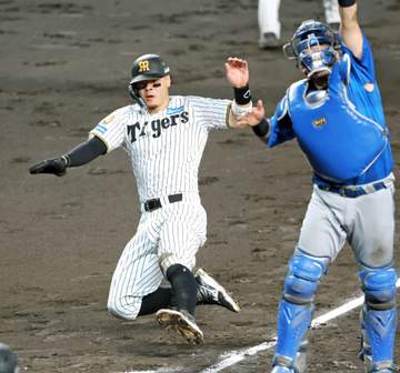 阪神・佐藤輝 走攻守で火付け役 二塁打2本含む4出塁「良かったです」好守連発に藤川監督称賛「非常に良い姿」