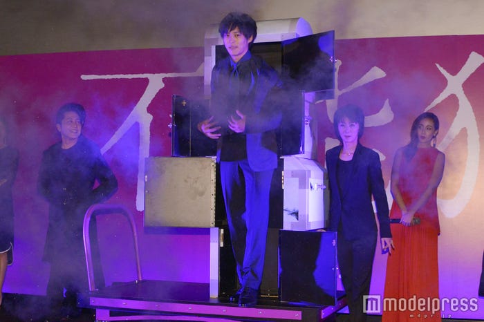 松坂桃李(中央) (C)モデルプレス