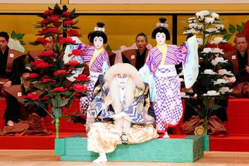 歌舞伎座を創設者したレジェンドが没後120年 人気演目の初演を團十郎ファミリーで再現