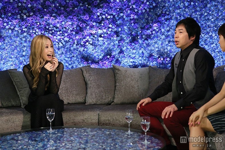 笑顔でトーク中の（写真左）中島美嘉