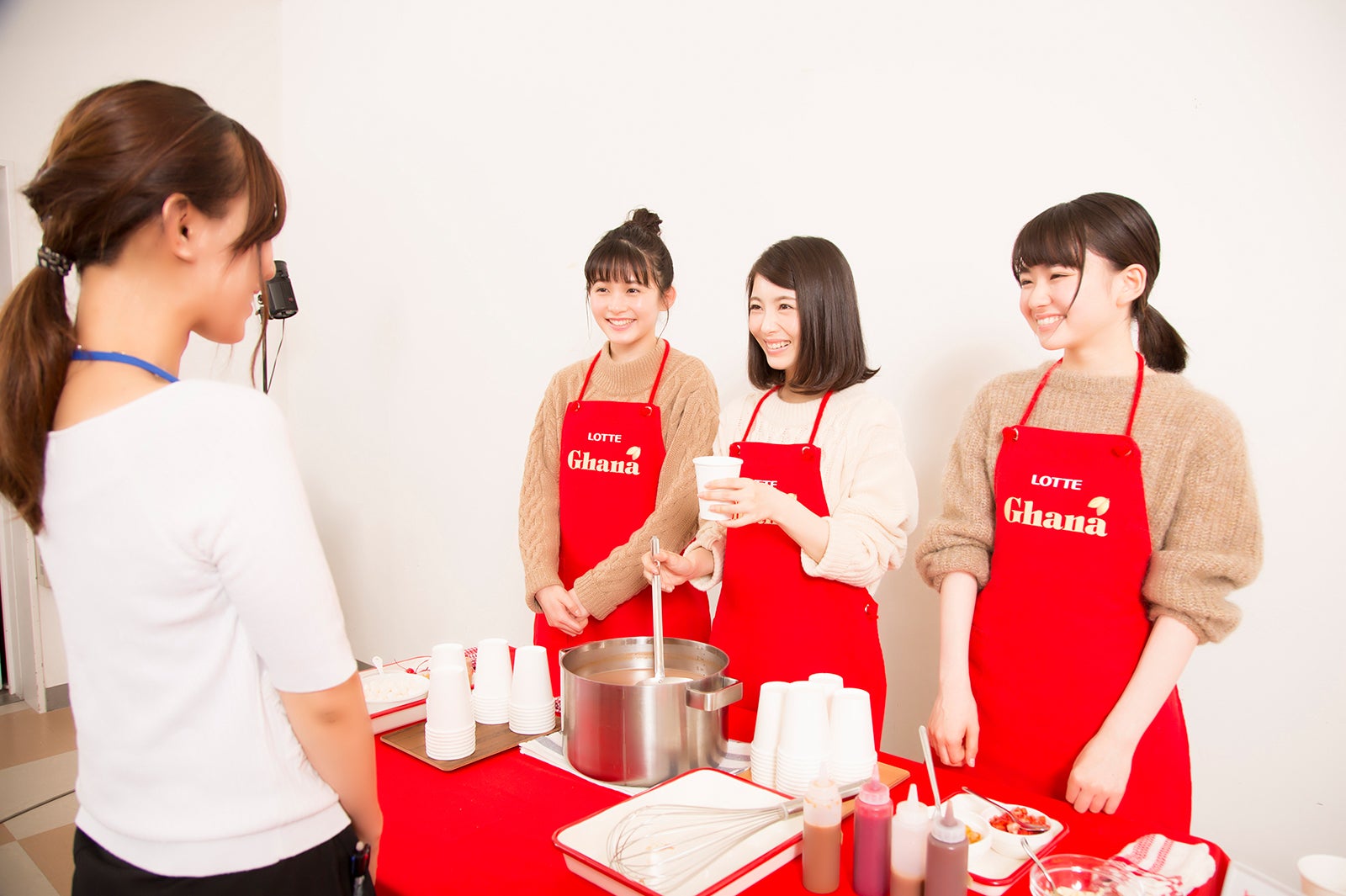 （左から）久間田琳加、浜辺美波、山田杏奈／新CMメイキングカット（提供画像）