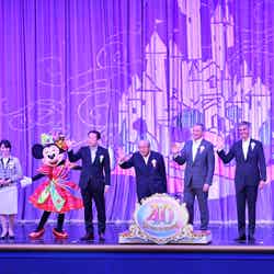 （ステージ上 左から）小笠原美果、ミニーマウス、吉田謙次、加賀見俊夫、ボブ・アイガー、ジョシュ・ダマーロ、ミッキーマウス（C）Disney