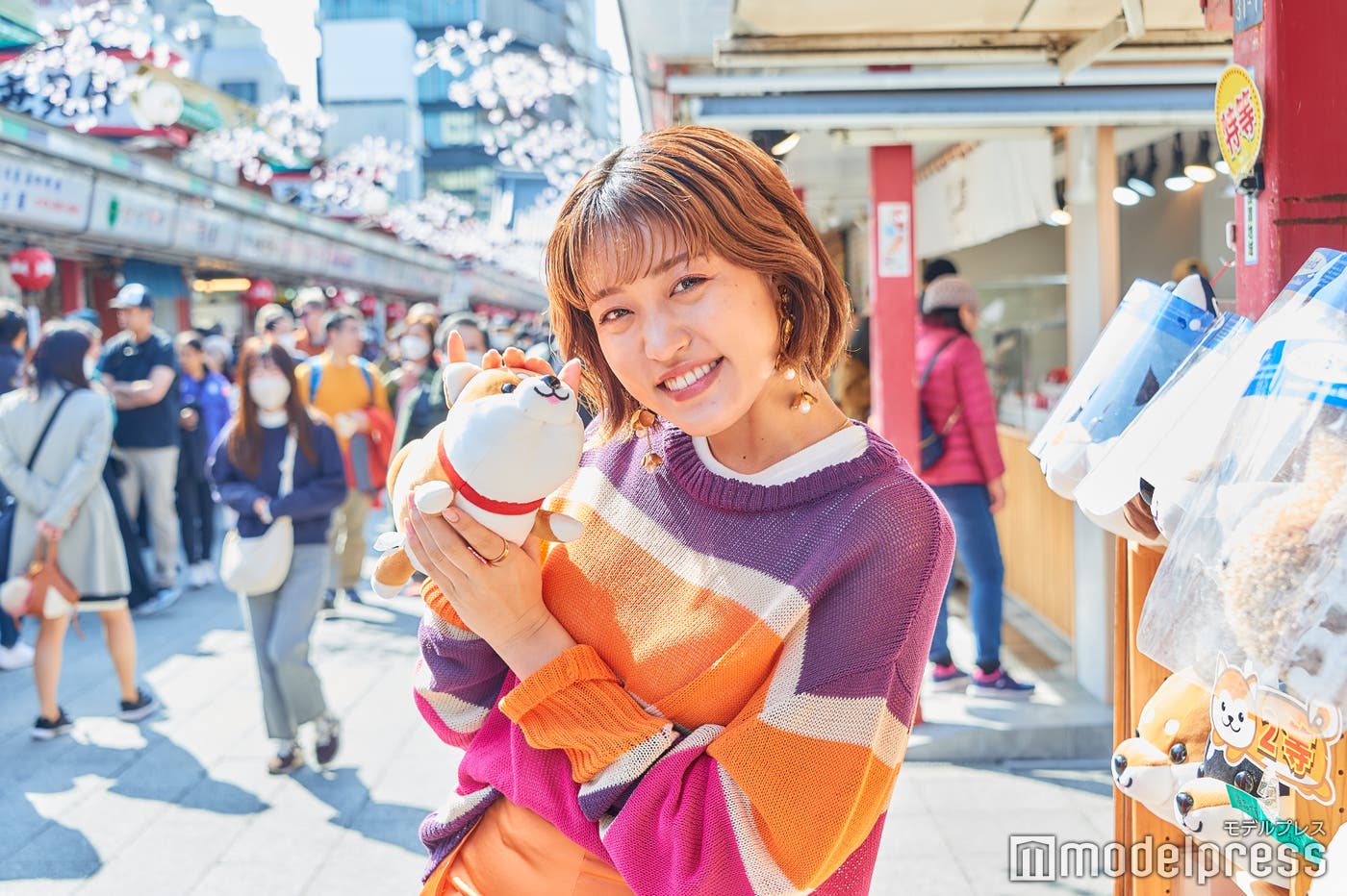 可愛い犬のぬいぐるみにご満悦(C)モデルプレス