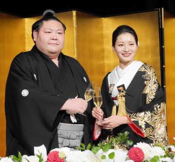 大相撲の元幕内剣翔が現役CA妻と異色の結婚披露宴！断髪式と同時開催に笑顔満開