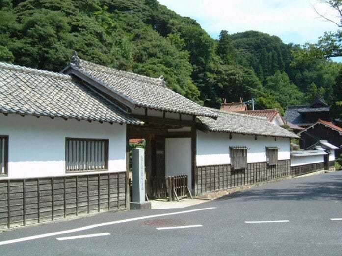 瓦葺きの門構えを持つ大森代官所跡（2004年7月撮影）