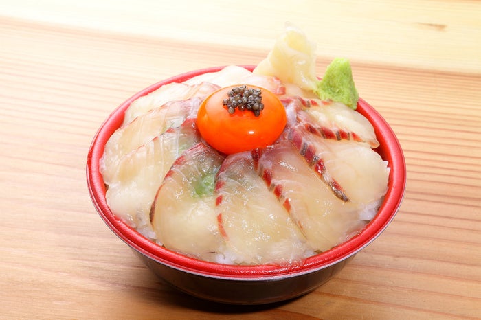 つくば酒趣(チョウザメ漬丼キャビアのせ)/画像提供:ロッキング・オン・ジャパン