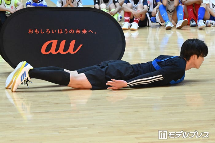 フィニッシュボタンを押し忘れて床に滑り込む河野純喜(C)モデルプレス