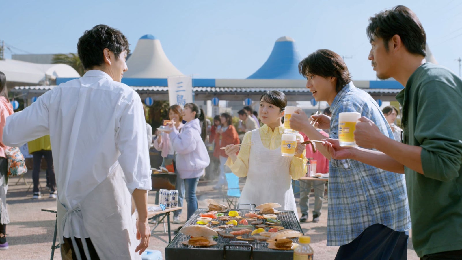 西島秀俊、上白石萌音、山崎賢人、坂口憲二／新TVCM「生奉行」篇より（提供写真）