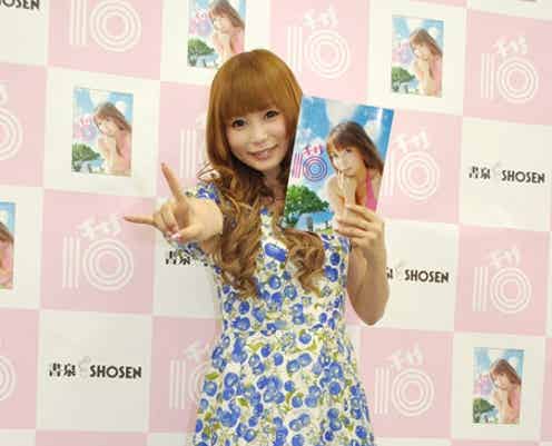 中川翔子、ミニワンピで会見に登場!バストサイズを聞かれ…
