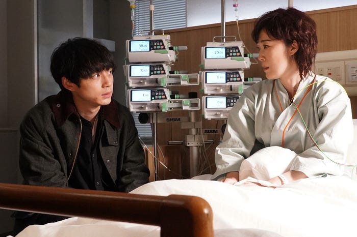 (左から)坂口健太郎、寺島しのぶ/「競争の番人」第9話より(C)フジテレビ