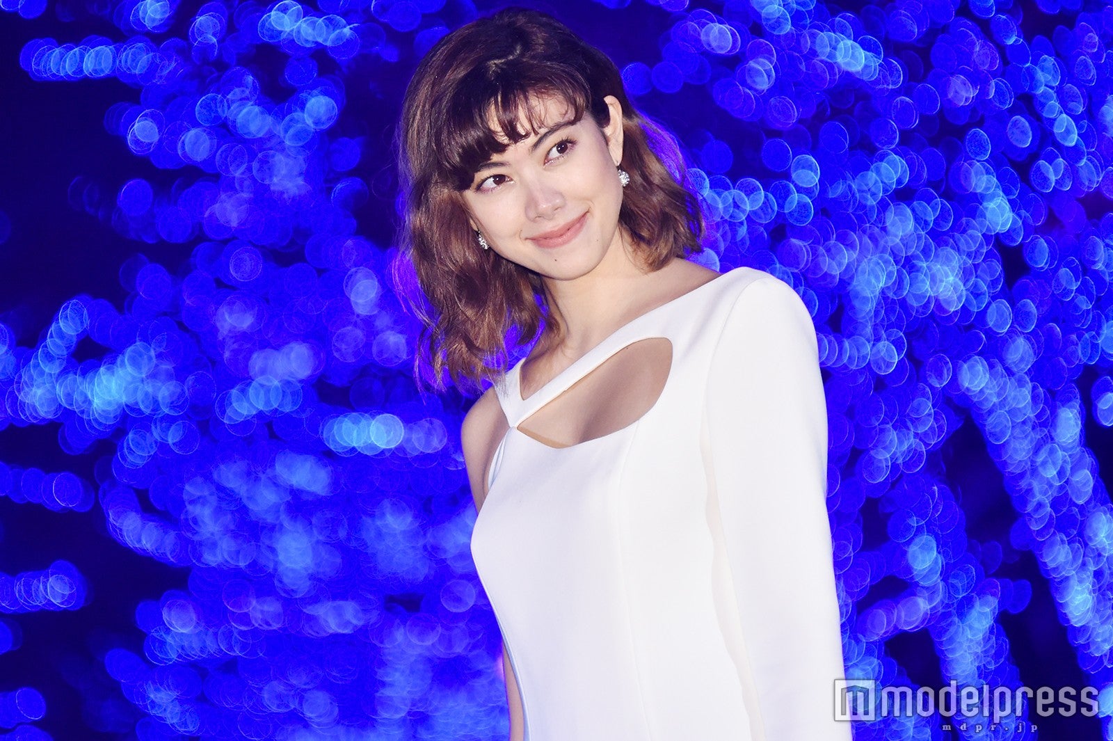 森星、交際質問に「ウフフ」セクシードレスで美脚チラ見せ