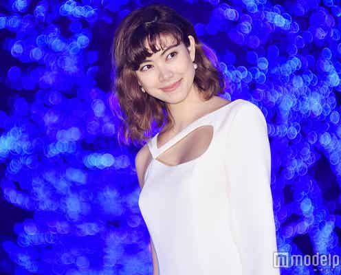 森星、交際質問に「ウフフ」セクシードレスで美脚チラ見せ