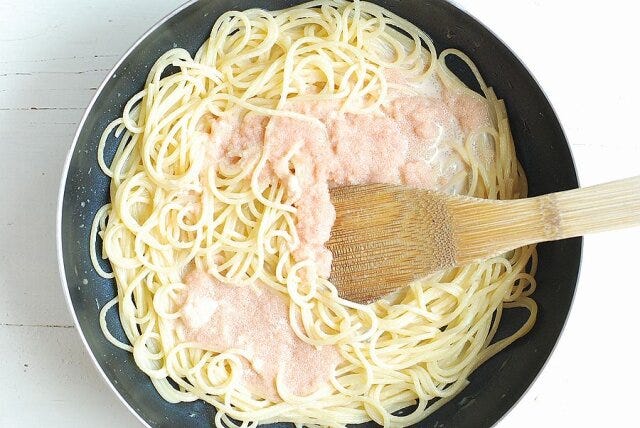 パスタに混ぜ合わせた〇を加え、全体をよく混ぜ合わせる。