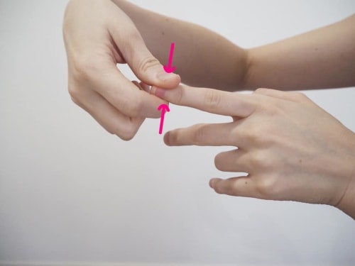 爪の両側を反対の手の人差指と親指で挟みグリグリと押す