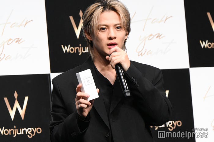 おすすめのヘアケアアイテムを説明する平野紫耀(C)モデルプレス