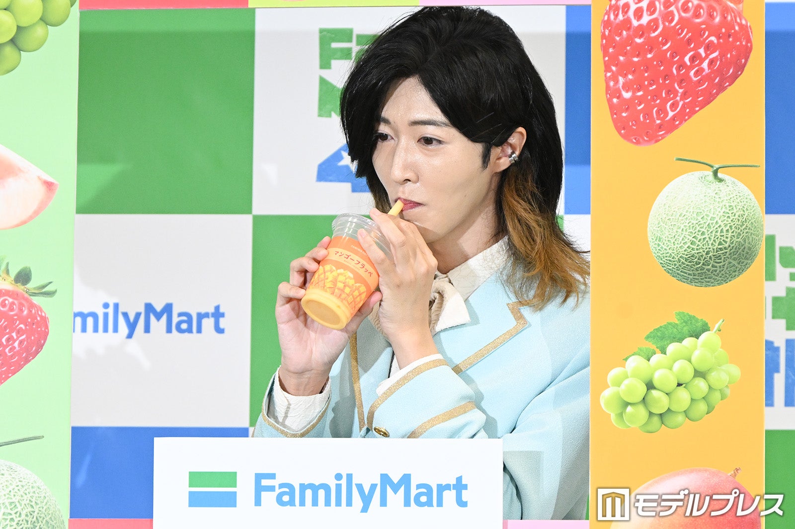 決め顔チャレンジをするサカイJr.（C）モデルプレス