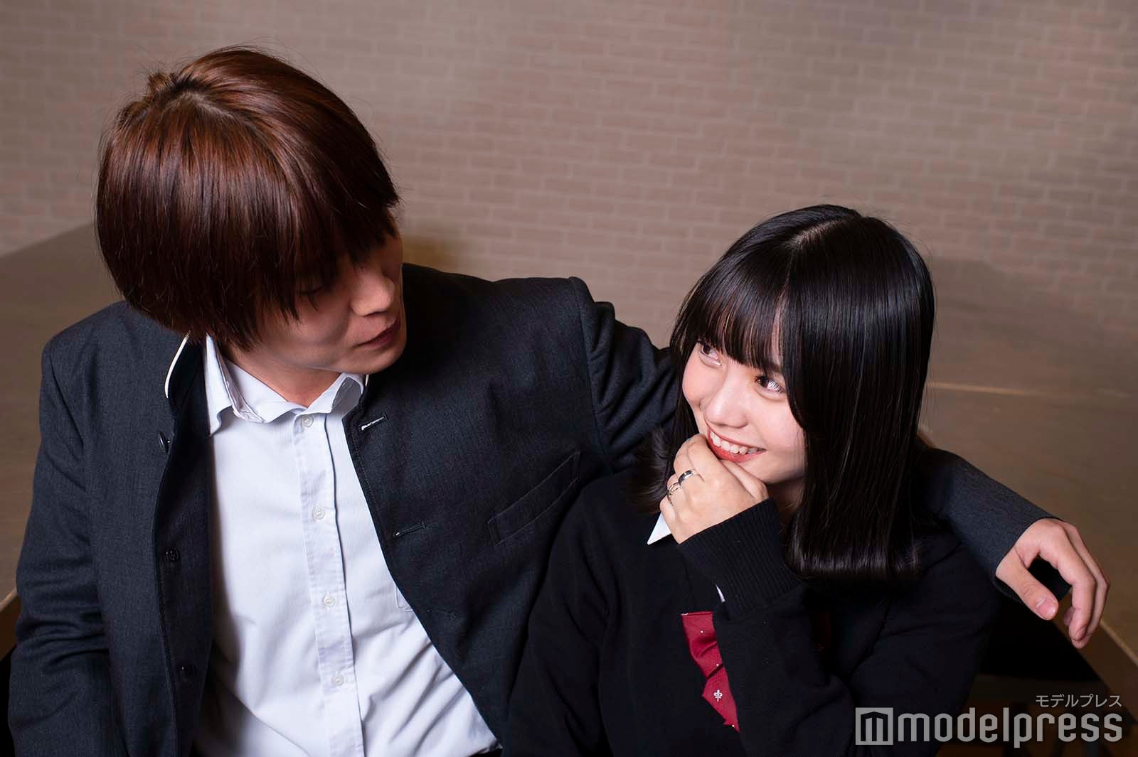 見つめ合ってとリクエストすると照れていた2人／白間太陽、実熊瑠琉 （C）モデルプレス